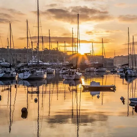 Apartment 5 Star Luxury Marina Penthouse - Stunning Sea Views And Prime Location